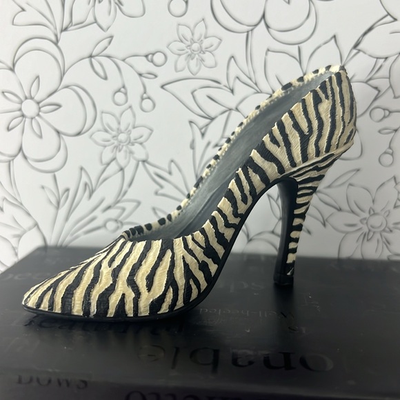 Just the Right Shoe “Serengeti” #25025 (1999) Zebra pattern Miniature - Picture 5 of 9